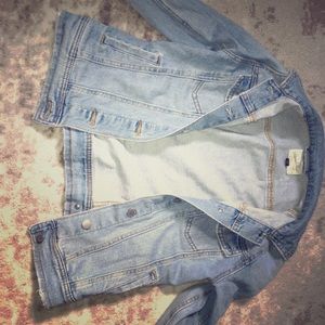 This jean jacket is xs but runs big and is cozy!